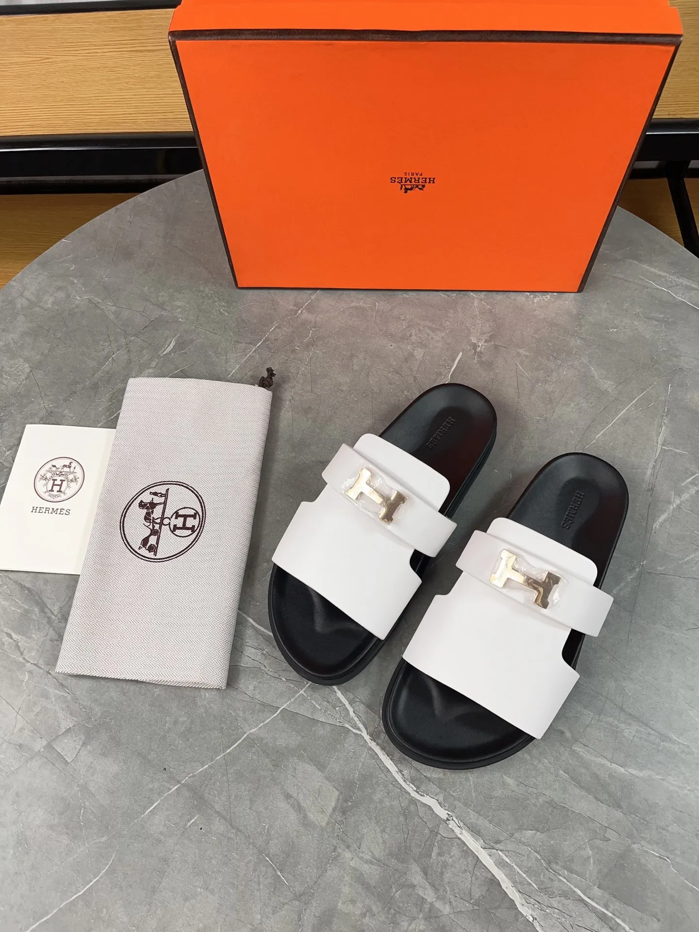 p440🐮🐮H family classic (couples) buckle slippers ✅ Hermes Hermes spring and summer sandals series! Classic style, always popular slippers - sandals, great with any combination! ! ! Upper: imported palmprint PU inner lining: imported mixed sheepskin Outsole: Tpu non-slip and wear-resistant outsole Female size: 35-40 (41 customized) Male size: 39-45 (39.45 customized)